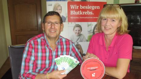 Erich Leichte und seine Partnerin Jutta Eiberger spenden 700 Euro an die Deutsche Knochenmarkspenderdatei. 

