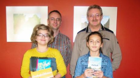 Mit Paula Keßler (links) und Alina Berisha freuen sich die Klassenlehrer Klaus Edenhofer (links) und Ferdinand Fetschele.  
