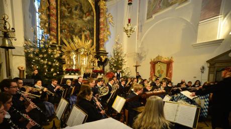 Die weihnachtlich geschmückte Pfarrkirche war schöner Hintergrund für das Dreikönigskonzert des Musikvereins Thierhaupten. 
