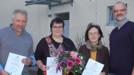 Kolping-Vorsitzender Helmut Herzog (rechts) ehrte Josef Pröll, Edeltraud Ludl und Josefine Kreuzer (von links) für langjährige Mitgliedschaften. 
