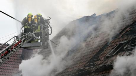 Ende November brannte der Dachstuhl eines Gasthofs im Marktplatz in Fischach. Die Ursache für das Feuer steht immer noch nicht fest. 
