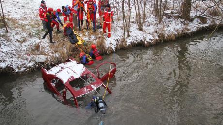 60 Rettungskräfte waren bei einer großen Übung an der Schmutter zwischen Kühlenthal und Westendorf im Einsatz. Dabei mussten die Taucher drei Unfallopfer aus dem kalten Wasser bergen. 