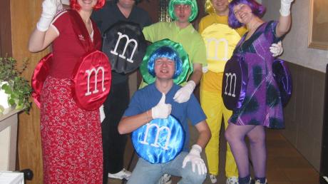 Witzige und kreative Kostüme sind beim Rosenmontagsball in Westendorf gern gesehen – und haben auch Tradition. Diese Gruppe ging im Jahr 2005 als leckeres M&M- Ensemble. 
