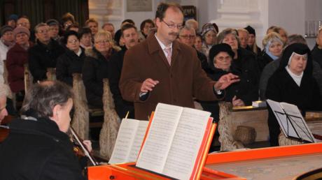 Engelbert Reißler, langjähriger Leiter des Kirchenchors Westendorf, beim Dirigieren der Mozart-Messe. 
