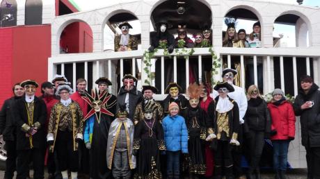 Festlich kostümiert stürzen sich die Mitglieder der Langweider Feuerwehr mit ihrem Faschingswagen heuer in den Karneval in Venedig. 
