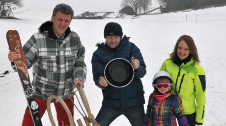 Gerüstet für den Wintersport am Fuchsberg: (von links) Bürgermeister Wolfgang Jarasch, der ehemaliger Wok-Fahrer Ernie Freundlinger und Victoria Dötterl (Skiclub Biberbach) mit Tochter Anne, 4 Jahre.