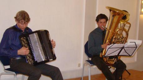 Eine ungewöhnliche Kombination: Akkordeon (Konstantin Ischenko) und Tuba ( Fabian Heichele) – aber eine gelungene musikalische Darbietung mit berauschenden Melodienfantasien. 
