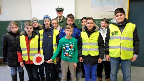 Die Nachwuchs-Schülerlotsen der Mittelschule Langweid mit Polizeihauptmeister Bernd Krämling.  
