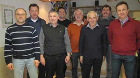 Der neue Vorstand: (von links) Stefan Kratzer, Alfred Engelhard, Walter Kottmair, Richard Böck, Anton Köbinger, Alfred Deininger (bisheriger Vorsitzender), Franz Becke und Alfred Hausmann (neuer Vorsitzender). 
