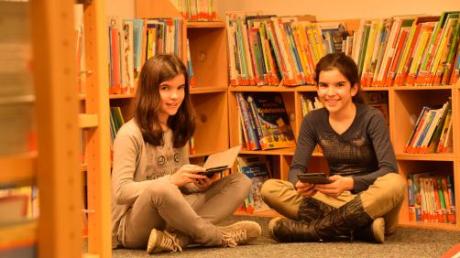 Hannah (links) und Amelie wissen das Angebot der Bücherei Ustersbach zu schätzen.  
