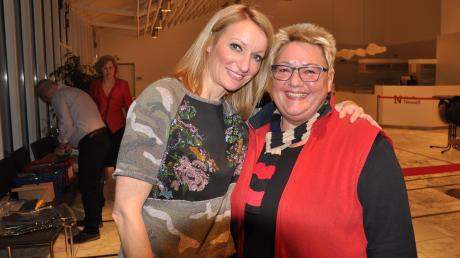Die beiden Monikas: Monika Gruber (links) nach ihrem Auftritt mit Monika Rehberger aus Gersthofen.