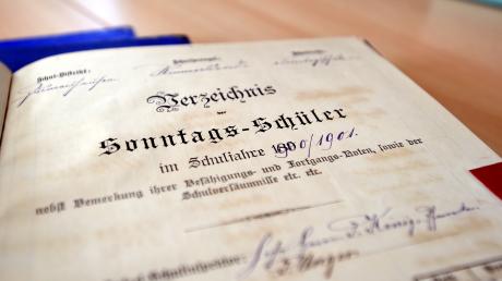 Wie der Schüler sich wohl vor mehr als 100 Jahren in der Sonntagsschule gemacht hat? Heimatforscher in Diedorf und Kutzenhausen können das jetzt anhand der gefundenen Unterlagen herausfinden. 