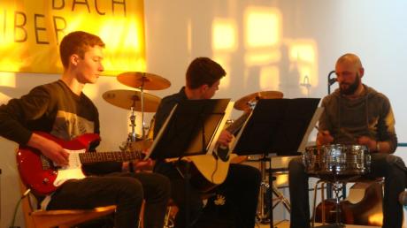 Beim POPcorner-Konzert der Musikschule Biberbach spielten Tobias Dorn (links) und Paul Kinlinger (Mitte) mit ihrem Lehrer Christian Neubauer. 
