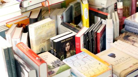 Tausende Bücher sind im Nachlass einer gestorbenen Münchnerin.