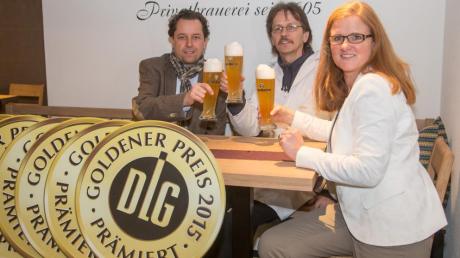 Verkaufsleiter Wolfgang Ullrich Hoppert, Braumeister Wolfgang Dahnke (von links) und Brauereichefin Stephanie Schmid freuen sich über 13 Goldmedaillen für Ustersbacher Bier. 
