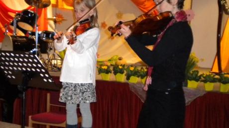 Früh übt sich: Geigenlehrerin Julia Leder trat in Aystetten mit dieser Schülerin auf. 
