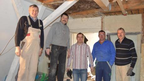 Anton Mayr, Stefan Leitenmaier, Johannes Spatz, und Kaspar Mayr bauen mit Theodor Mayr (von links) das Dachgeschoss im Vereinsheim aus. 