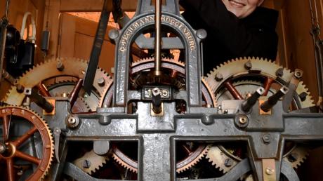 Wer hat an der Uhr gedreht? Kirchenpflegerin Alexandra Kast steigt bereits am Samstagabend auf den Ustersbacher Kirchturm, um die mechanische Uhr eine Stunde vorzustellen. 

