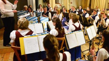 Der Musikverein Thierhaupten zählt derzeit rund 40 aktive Musiker. Sie spielten jetzt im Herzog-Tassilo-Saal auf. 
