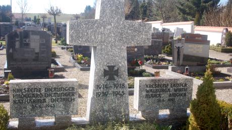 Im großen Kriegergrab im Friedhof Emersacker wurden die deutschen Opfer des Granateinschlags vom 26.April 1945 beigesetzt. Die Namen der Frauen und des Mädchens sind auf zwei Steintafeln zu lesen. 