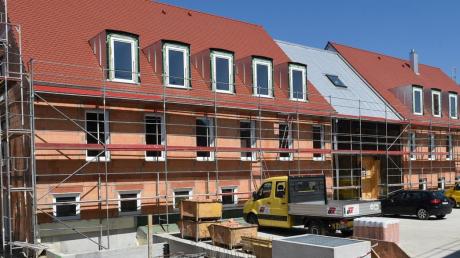 Der Bau an der Augsburger Straße schreitet voran. Nur im ersten Stock (von hier aus linke Haushälfte) herrscht Stillstand. 