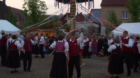 Der traditionelle Tanz gehörte natürlich auch zum großen Fest, das rund um den Maibaum in Dinkelscherben veranstaltet wird. 