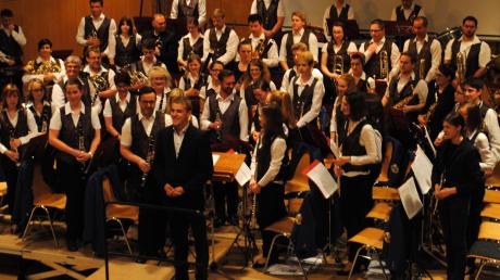 Entspanntes Lächeln zum Applaus nach der ersten Hälfte: Dirigent Markus Peter und seine Mannschaft haben die Stücke fürs Examen gemeistert. 