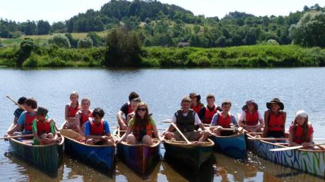 Die Kanuwerkstatt und auch das Fahren mit den Booten sind Teil der Schulbildung an der Montessorischule in Dinkelscherben. 