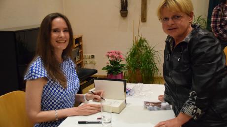 Ein treuer Fan der Bücher von Tanja Kinkel ist Birgit Reuß (rechts). Klar, das da eine Widmung in ihrem neuesten Buch heiß begehrt war. 