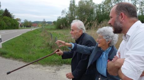 Fritz Heinle und Resi Linder erinnern sich beim Zeitzeugengespräch mit Christoph Lang (rechts) an ein Kreuz an der Straße am westlichen Ortsausgang von Dinkelscherben, das an die erschossene Landwirtin Kyrrmayr erinnert hat. 
