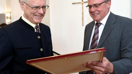Konrad Niederhuber (links) erhielt von Dinkelscherbens Bürgermeister Edgar Kalb die Ehrenbürgerwürde.