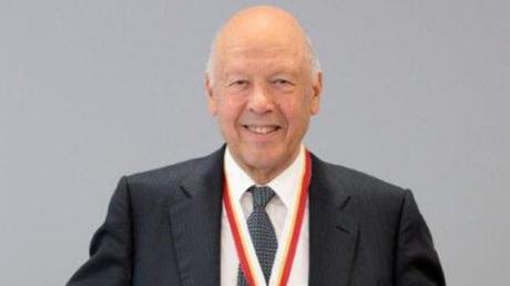 Theo Müller freut sich über die Verleihung der Ehrenbürgerwürde. 