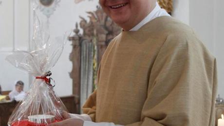 Ein Begrüßungsgeschenk hat der neue Westendorfer Diakon Sebastian Schmidt von seiner Gemeinde bekommen.  	
