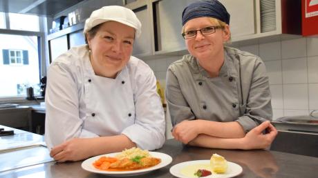Es läuft schon alles wie am Schnürchen: Andrea Kröner (links) und Maria Ginapp managen die Küche im neuen Kulturcafé in Kutzenhausen. 