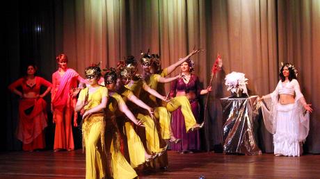Farben und Tänze vermischten sich zu einem betörenden Gesamtgemälde auf der Bühne. 