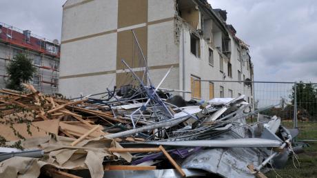 Schutt- und Müllberge: Das hat der Tornado in Stettenhofen hinterlassen.