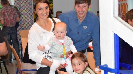 Kathrin und Anton Geh mit Töchtern Johanna, 1, und Magdalena, 4, bei der Eröffnung des Kultur Cafés. Die Eltern hatten die Stühle im Café lackiert. 	