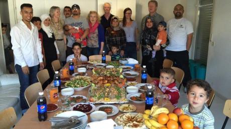 Kulinarisches Dankeschön an die Deutschlehrer: Zwei Familien aus Syrien hatten zum Abendessen eingeladen. 	