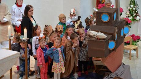 Das Kinderhaus Pusteblume in Ellgau feierte sein 40-jähriges Bestehen. Beim Festgottesdienst spielten die Kinder die Geschichte rund um die Arche Noah nach.