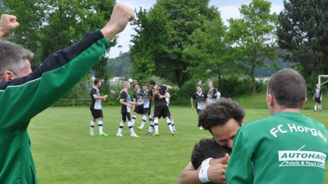 Groß war der Jubel beim FC Horgau II, der nach dem 3:1-Sieg beim SV Wörleschwang den direkten Aufstieg in die A-Klasse schaffte. 