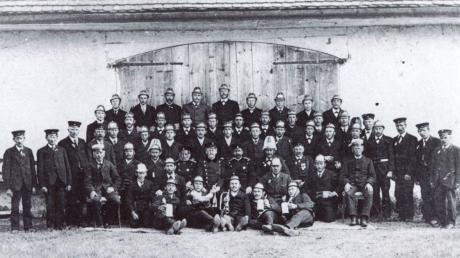 Die Mitglieder der Freiwilligen Feuerwehr Aretsried stellten sich im Jahr 1904 dem Fotografen. Dieses Jahr wird 125. Jubiläum gefeiert. 