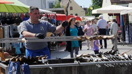 Steckerlfisch zählte am Fischacher Marktsonntag im vorigen Jahr zu den vielen Leckereien. 