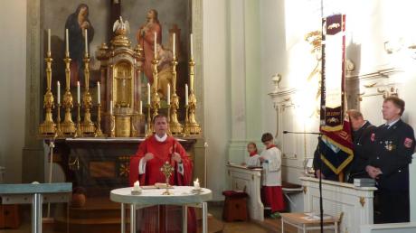 Pfarrer Georg Schneider zelebrierte die feierliche Floriansmesse zum 140. Gründungsjubiläum der Freiwilligen Feuerwehr Langweid in der Pfarrkirche St. Vitus. 	