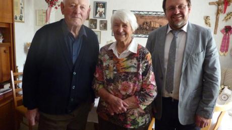 Seit 60 Jahren sind Anna und Mathias Wieland verheiratet. Dazu gratulierte Bürgermeister Heinrich Jäckle (rechts). 	