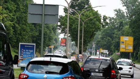 Die Bürgermeister-Ackermann-Straße ist dicht befahren und für viele Autofahrer eine wichtige Strecke in die Orte des westlichen Landkreises. 