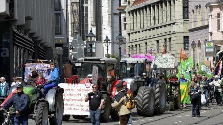 Mehrere hundert Menschen haben Mitte April auch in Augsburg gegen das geplante Freihandelsabkommen demonstriert. 	