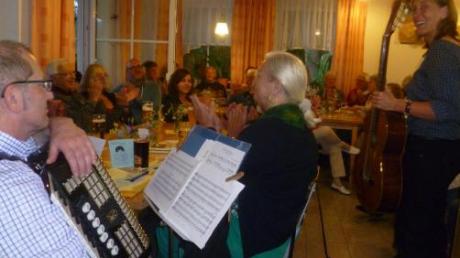 Dagmar Held (rechts) führte gekonnt durch das Programm beim Liederabend am Rothsee, Leo Wiedemann (links) unterstützte die Sänger am Akkordeon. 	