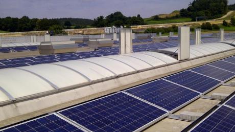 Für die Installation der Fotovoltaikanlage auf dem Flachdach der Sortimo-Fertigungshallen wurde ein spezielles Tragesystem verwendet, für das keine Bohrungen nötig waren. 	