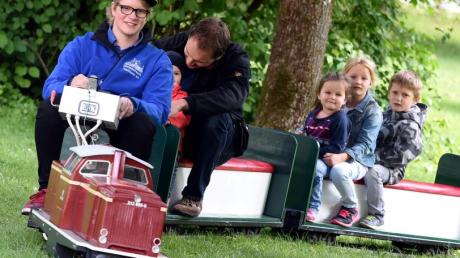 Eine Miniatureisenbahn mit historischer Lok gefiel den Kindern beim Museumsfest in Oberschönenfeld besonders gut. 