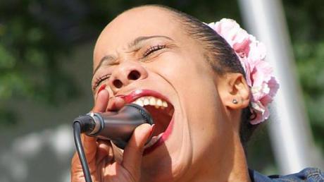 Gleich mit zwei Konzertauftritten trug Souldiva Mom Bee zum Benefizfestival „Africana“ bei.